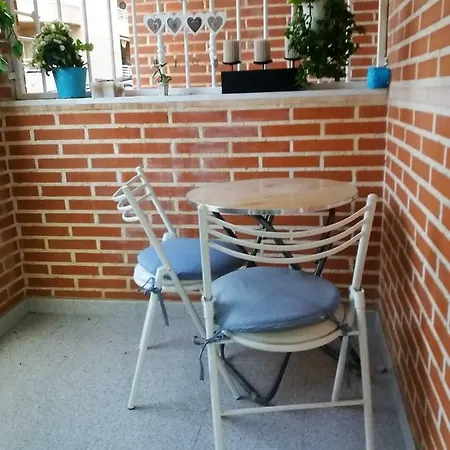 아파트 Amazing Sunny Flat With Balcony Pool Two Mins From The *